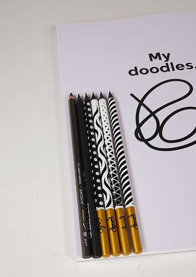 רביעיית עפרונות מאויירים מעץ שחור בעיצוב שחור לבן | 2B