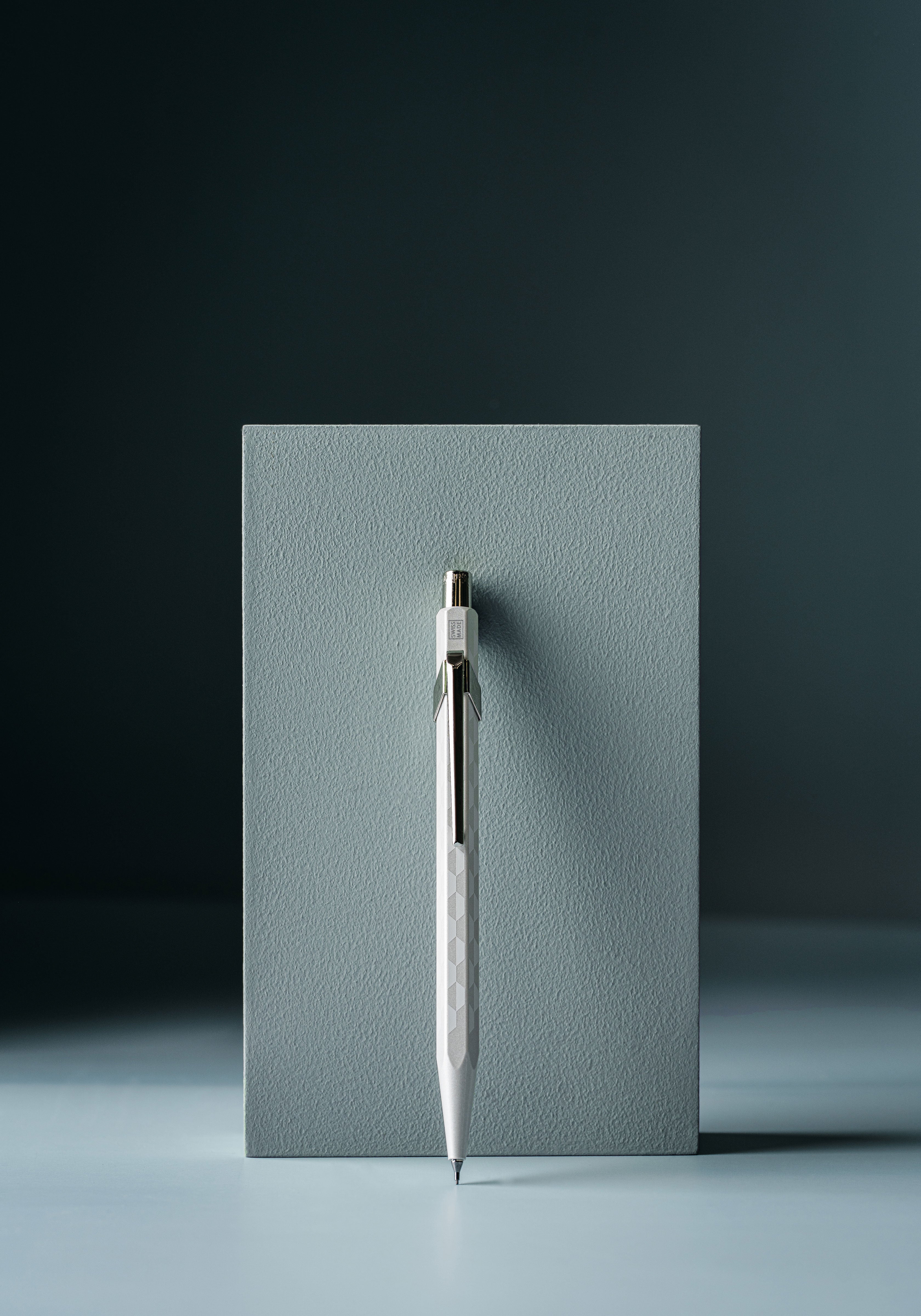 עט כדורי מסדרת 849 | ALPINE FROST  Caran d'Ache | שני צבעים לבחירה