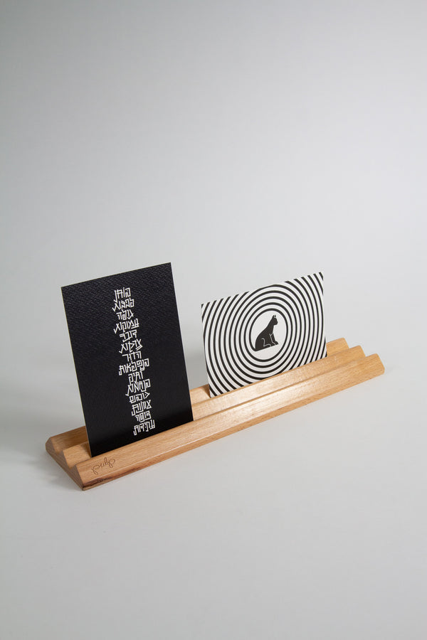 קיט לעיצוב שולחן העבודה # 4 | מגש עץ לגלויות + 2 גלויות מאיירים שחור לבן