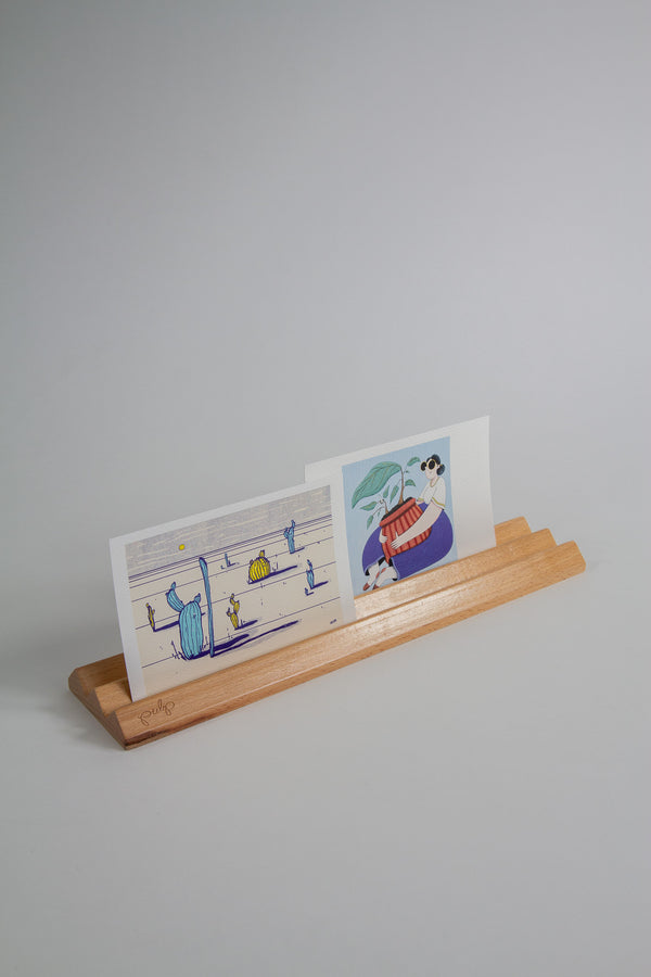 קיט לעיצוב שולחן העבודה # 2 | מגש עץ לגלויות + 2 גלויות מאיירים