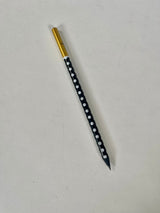 עיפרון מאוייר מעץ שחור בעיצוב שחור לבן | 2B