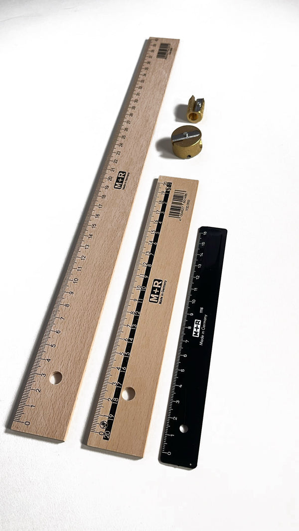 סרגל עץ עם פס מתכת מתאים לימיניים ושמאליים | 20 ס"מ