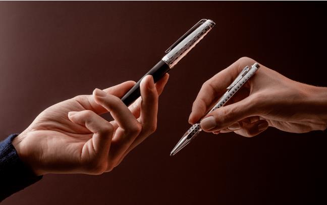 עט כדורי יוקרתי אקרידור דמקה | Caran D'Ache Ballpoint Pen Ecridor Damier Grey Silver