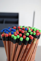 עיפרון קלאסי HB עם מחק בצבעים שונים