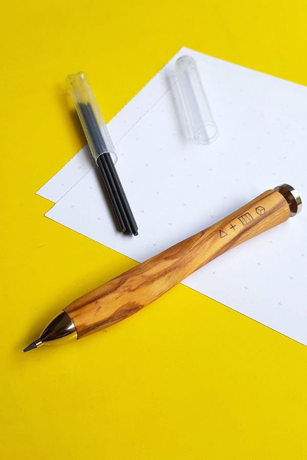 עפרון מעץ זית/אלון 2 מ"מ - של חברת E+M